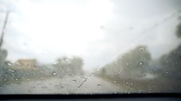 Limpiaparabrisas claro gotas de lluvia durante la tormenta . — Vídeos de Stock