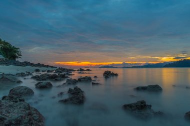 Sahilde güzel bir gün batımı.