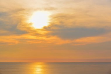 Okyanusun üzerinde güzel bir gün batımı.