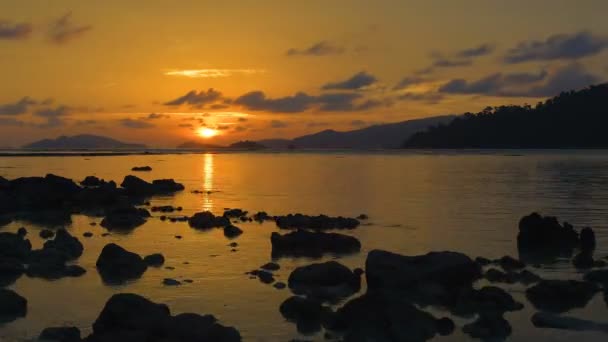 Schöner Sonnenuntergang am Strand. — Stockvideo