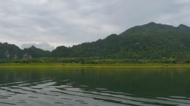 Yüzen otel, pastoral kırsal manzara akan ev sahipliği yapmaktadır. 