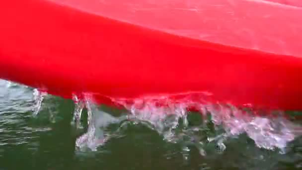 Röd Kanotpaddling stänkande vatten. — Stockvideo