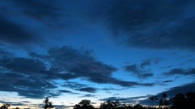 Renkli bulutlar ile arazi üzerinde dramatik günbatımı gökyüzü. 