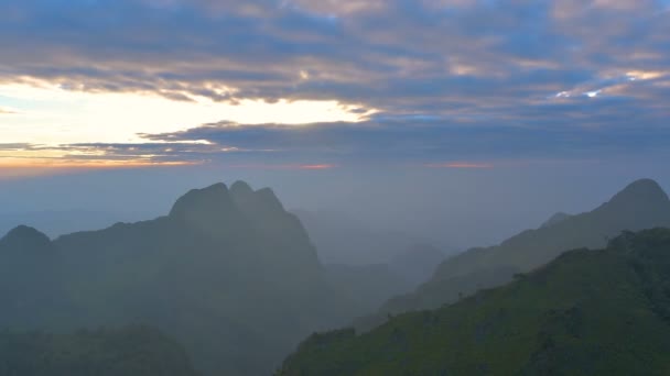 チェン ダーオ山 チェンマイ タイの有名な山に沈む夕日 — ストック動画