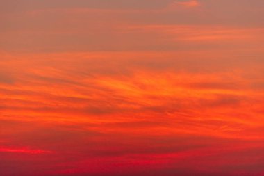 Dramatik gün batımı ve gün doğumu gökyüzü.