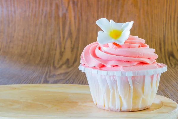 Tasty cupcakes in wood plate — Stock Photo, Image