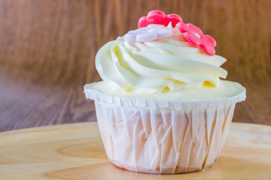 Ahşap plaka lezzetli kek 