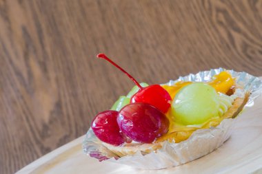 ahşap arka plan üzerinde meyve tart