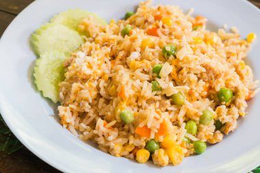 Yumurta ile sebze kızarmış pirinç