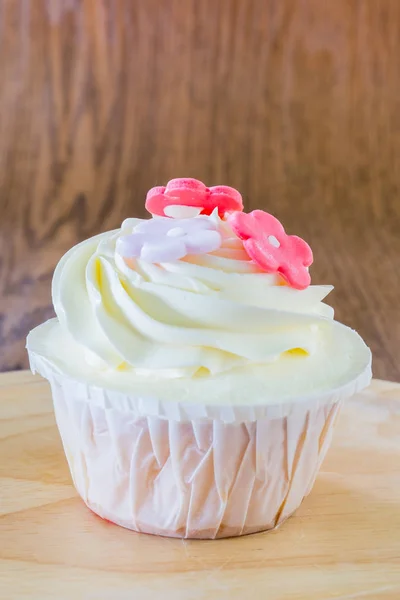 Sabrosos cupcakes en plato de madera — Foto de Stock