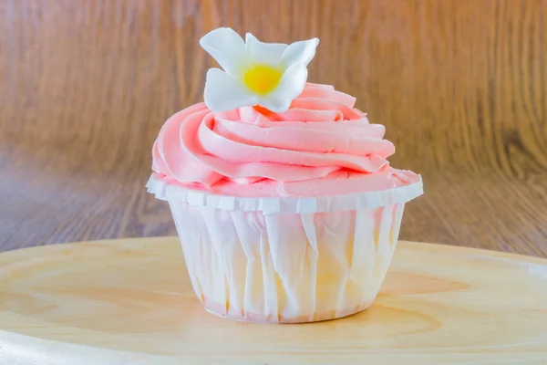Tasty cupcakes in wood plate — Stock Photo, Image