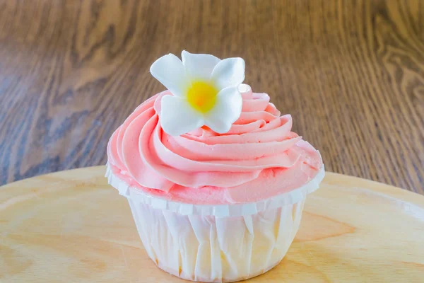 Tasty cupcakes in wood plate — Stock Photo, Image