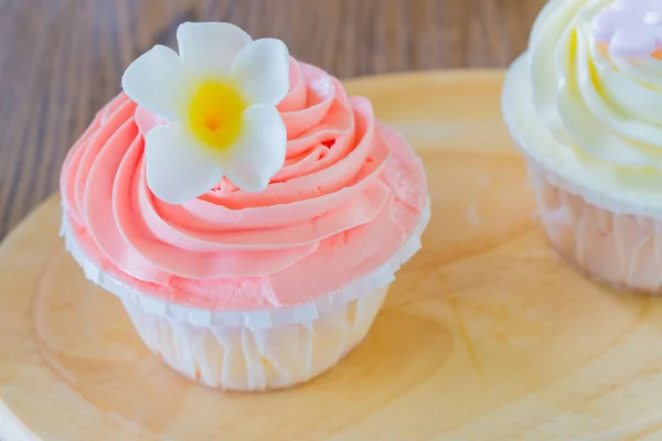 Tasty cupcakes in wood plate — Stock Photo, Image