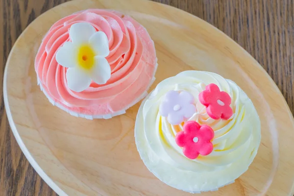 Tasty cupcakes in wood plate — Stock Photo, Image