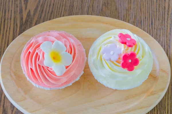 Tasty cupcakes in wood plate — Stock Photo, Image