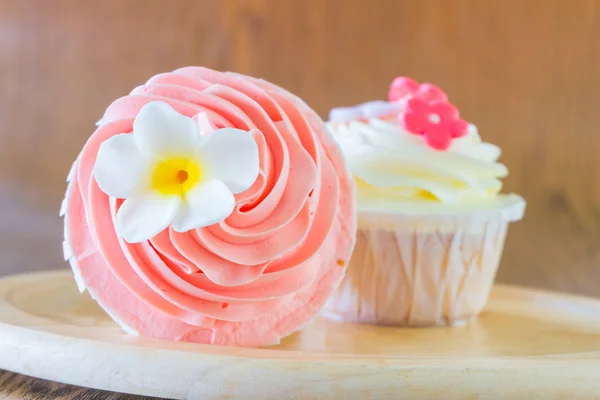 Tasty cupcakes in wood plate — Stock Photo, Image