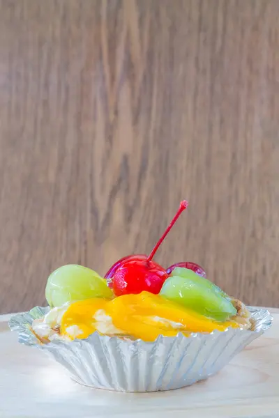 Fruit tarts on wood plate — Stock Photo, Image