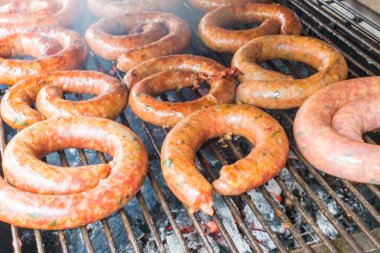 Sıcak ve baharatlı sucuk favori gıda Tayland kuzeyinde