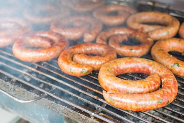 Sıcak ve baharatlı sucuk favori gıda Tayland kuzeyinde