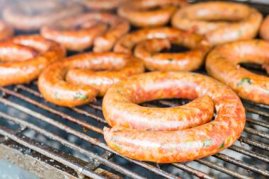Sıcak ve baharatlı sucuk favori gıda Tayland kuzeyinde