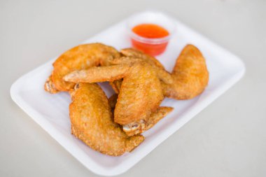 Kızarmış tavuk kanadı kadar kapatın