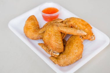 Kızarmış tavuk kanadı kadar kapatın