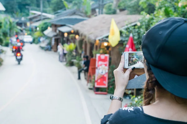 Chiangmai, Tayland - Kasım 25: 25 Kasım 2016 Chiangmai, Tayland ormanıyla çevrili Ban Maekampong küçük bir köy