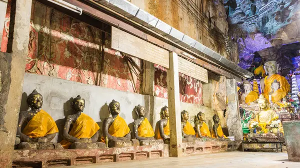 Chiangmai, Tayland - Ekim 25: Wat Tham Chiang Dao üzerinde 25 Ekim 2016 Chiangmai, Tayland