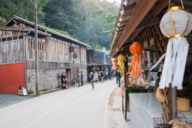 Chiangmai, Tayland - Kasım 25: 25 Kasım 2016 Chiangmai, Tayland ormanıyla çevrili Ban Maekampong küçük bir köy