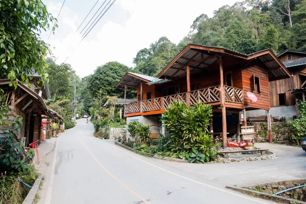 Chiangmai, Tayland - Kasım 25: 25 Kasım 2016 Chiangmai, Tayland ormanıyla çevrili Ban Maekampong küçük bir köy