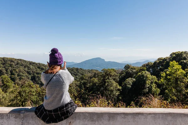 A jovem mulher sentada e olhando para a natureza com sentimento de solidão — Fotografia de Stock