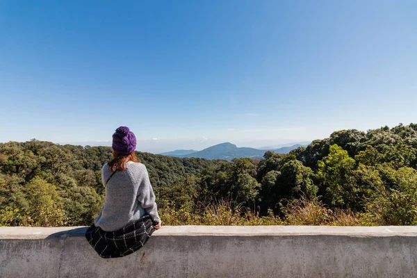 A jovem mulher sentada e olhando para a natureza com sentimento de solidão — Fotografia de Stock