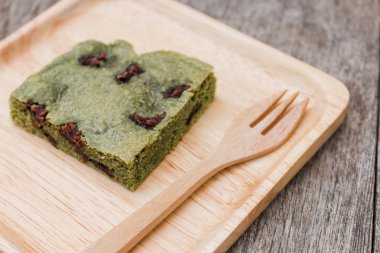 Matcha yeşil çay brownie kek ahşap plaka üzerinde. 