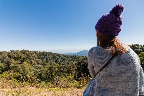Den unga kvinnan sitter och tittar på naturen med känna sig ensam — Stockfoto