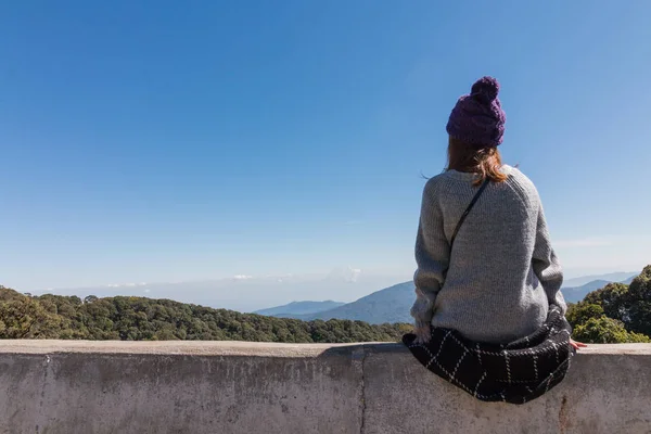 A jovem mulher sentada e olhando para a natureza com sentimento de solidão — Fotografia de Stock