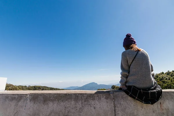 A jovem mulher sentada e olhando para a natureza com sentimento de solidão — Fotografia de Stock