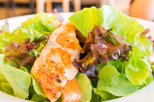 Yeşil ve sağlıklı gıda somon salata.