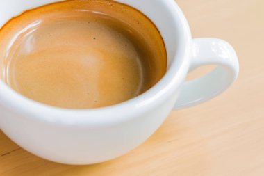 Masanın üzerinde bir fincan sıcak kahve.