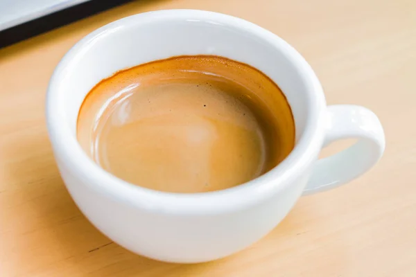 Egy csésze forró kávé az asztalon. — Stock Fotó