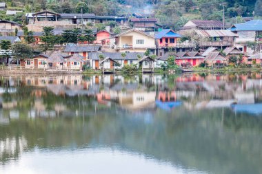 Göl Manzaralı Rak Thai Köyü Maehongson, Tayland