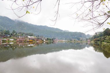 Göl Manzaralı Rak Thai Köyü Maehongson, Tayland