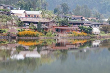 Göl Manzaralı Rak Thai Köyü Maehongson, Tayland
