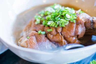 Buhar domuz bacak sos ile