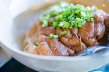 Buhar domuz bacak sos ile