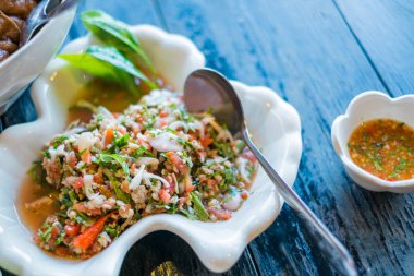 ton balıklı karışımı sebze ve çay yaprakları ile baharatlı salata