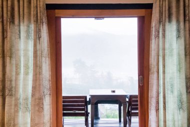 güzel perdeler ile pencere