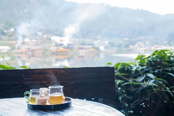 Tazza di tè caldo sul tavolo di legno — Foto Stock