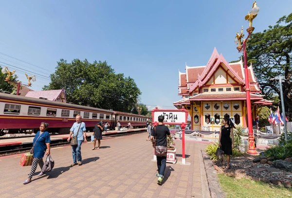 Prachuap Khiri Khan, Tailandia - 24 dic 2016: Estación de tren de Huahin el 24 dic 2016 en Prachuap Khiri Khan, Tailandia — Foto de Stock