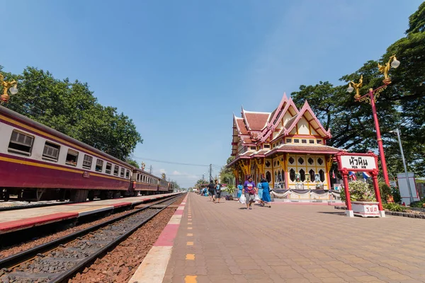 Очуап Хири Хан, Таиланд - Dec 24 2016: железнодорожная станция Хуахин 24 декабря 2016 года в Очуап Хири Хан, Таиланд — стоковое фото