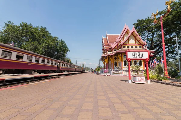 Очуап Хири Хан, Таиланд - Dec 24 2016: железнодорожная станция Хуахин 24 декабря 2016 года в Очуап Хири Хан, Таиланд — стоковое фото